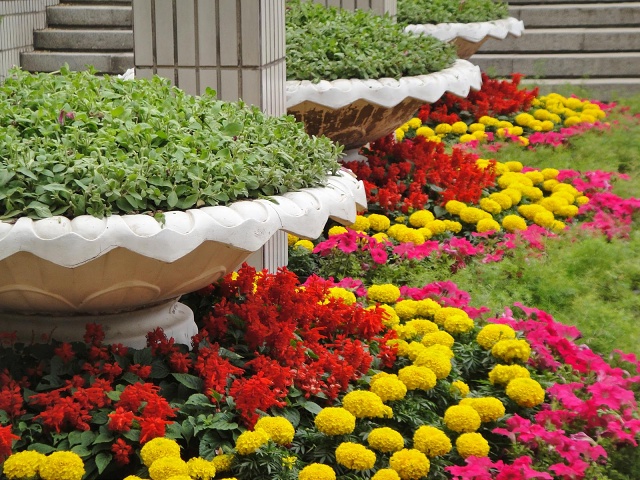 Most buildings and path intersections have large pots